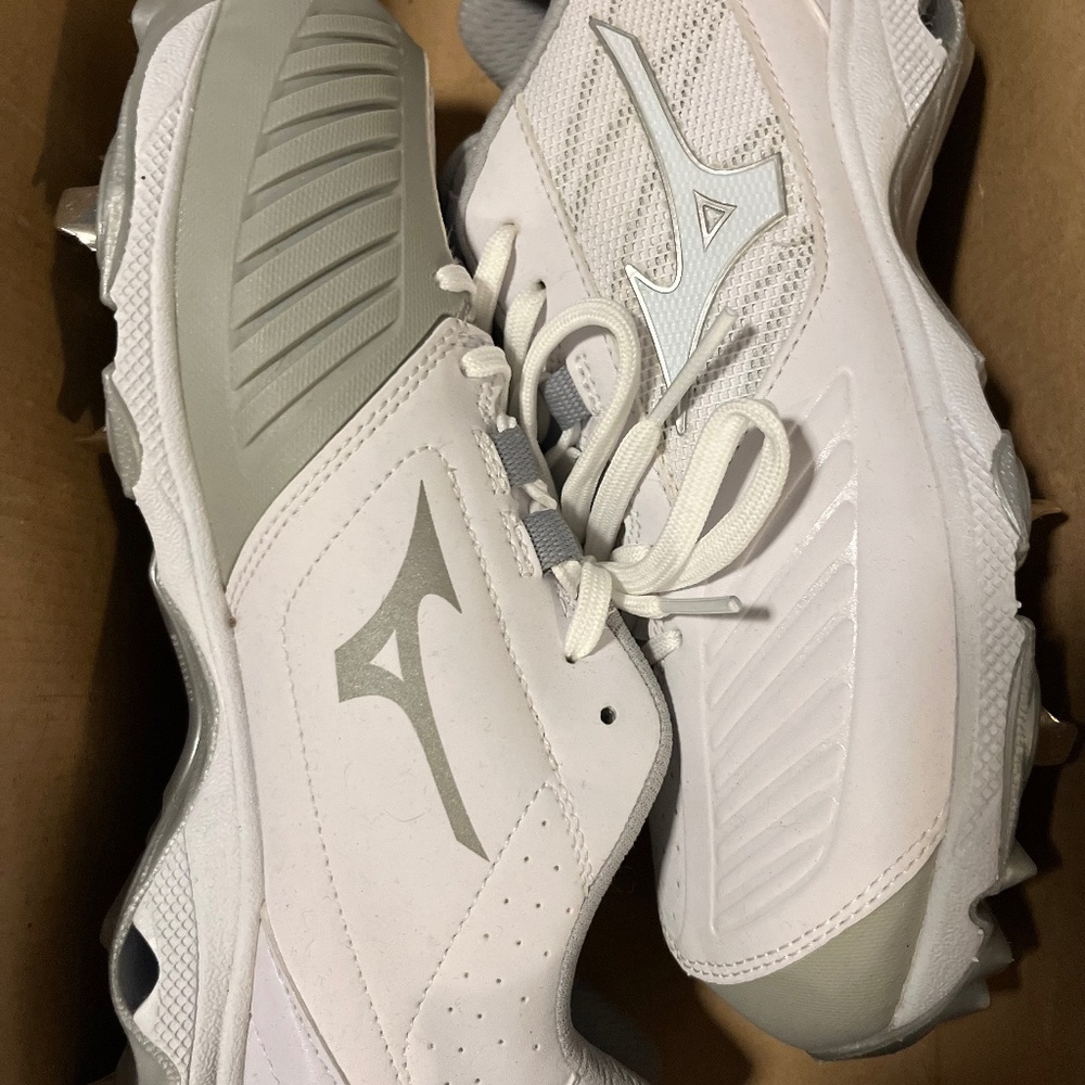 Women’s mizuno  spiked softball cleats